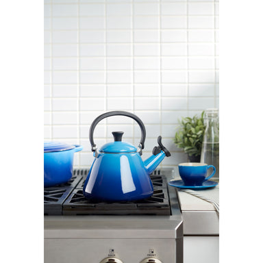 Le Creuset 1.6L Blueberry Whistling Kone Kettle Display with Mugs