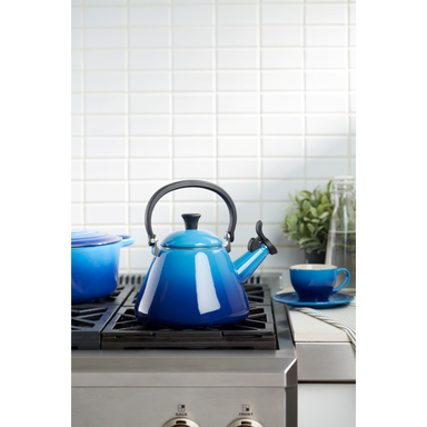 Le Creuset 1.6L Blueberry Whistling Kone Kettle Display with Mugs