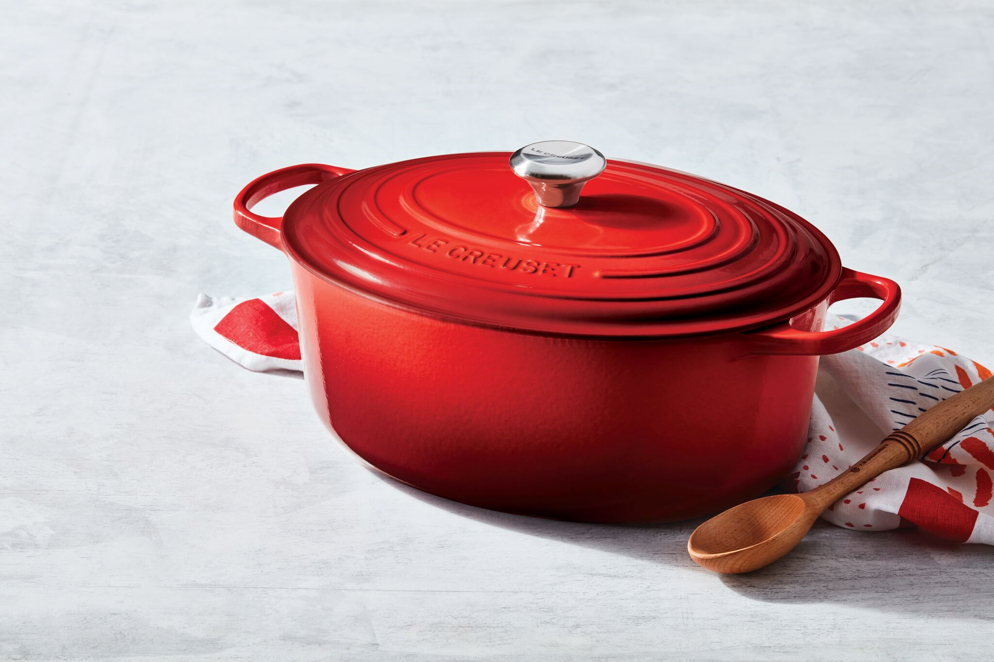 Le Creuset 4.7L Cherry Red/Cerise Oval French/Dutch Oven (29 cm)