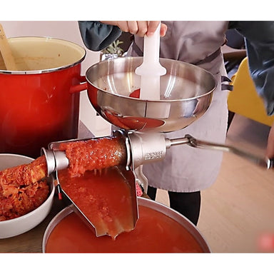 https://www.consiglioskitchenware.com/cdn/shop/products/Fabio-leonardi-manual-tomato-machine-making-sauce-sp3_384x384.jpg?v=1676395009