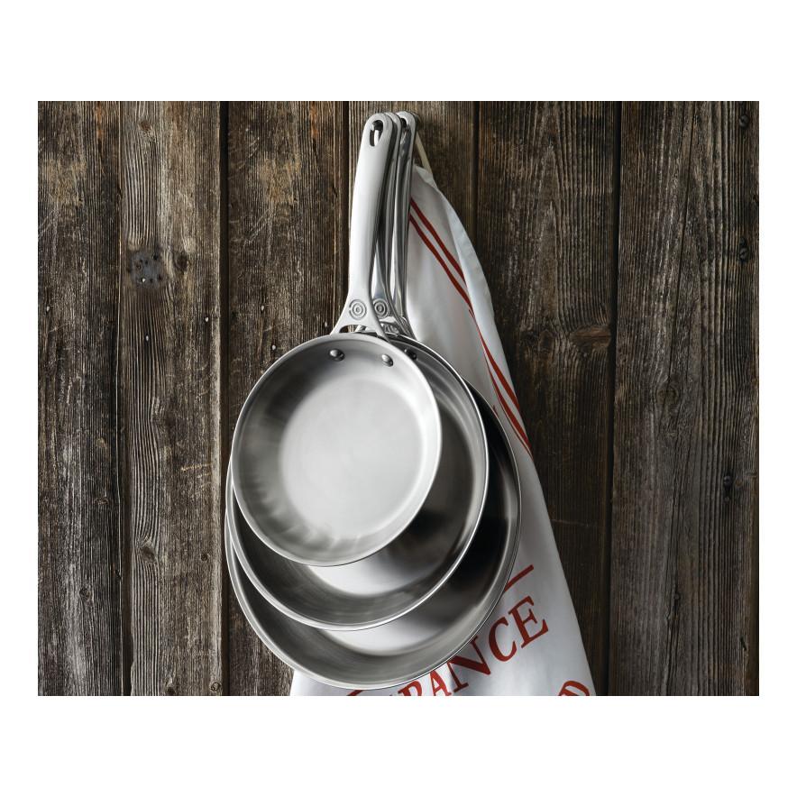 https://www.consiglioskitchenware.com/cdn/shop/products/Le_Creuset_30_cm_Stainless_Steel_Frying_Pan_12_Hanging_All_Sizes_Canada_bcad8978-bd40-48b4-89dd-264be7bebc04_884x884.jpg?v=1593703186